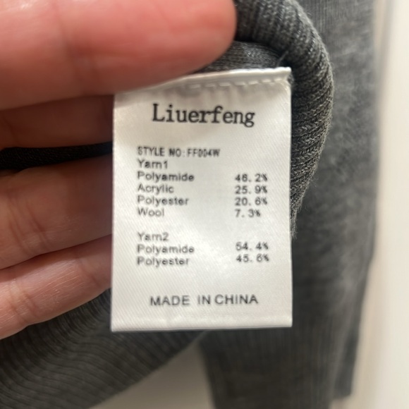 Luxeire Gray V-Neck Sweater NWT size M - Picture 4 of 7